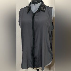 Rock & Republic sleeveless top. Hidden buttons fun details on collar.